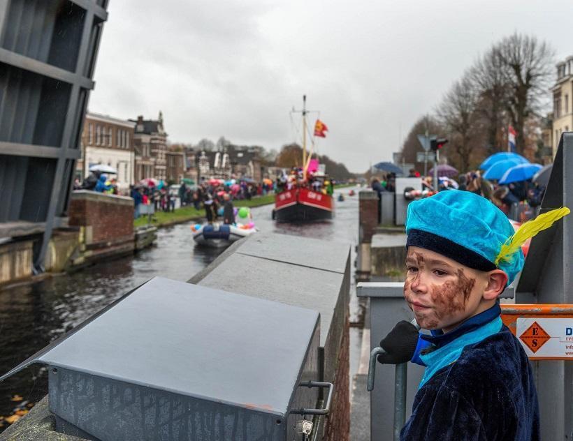 Jurre (6) opent brug voor Sinterklaas (Video)