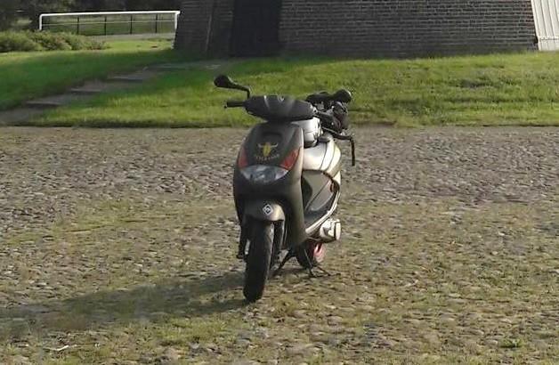 Compound-lid in zak en as door gestolen scooter