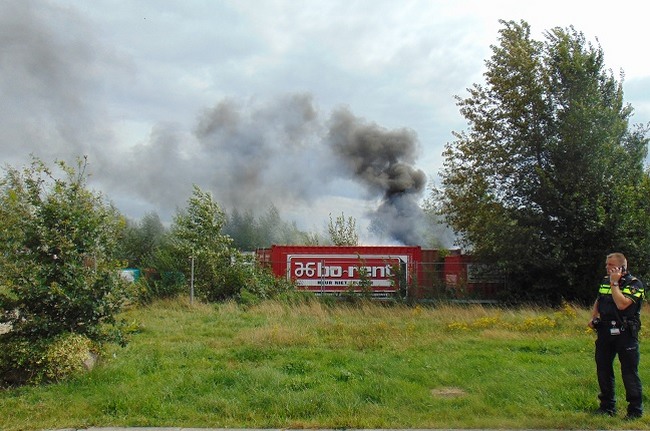Flinke rookwolken bij brand in bouwcontainer in Assen