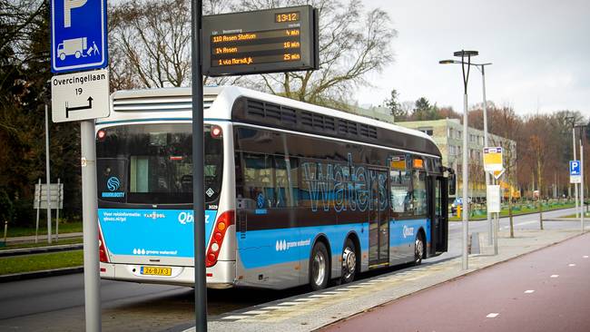 Koning Willem-Alexander rijdt met waterstofbus door centrum van Assen