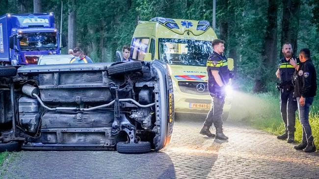 Auto belandt op de kant in Assen (Video)