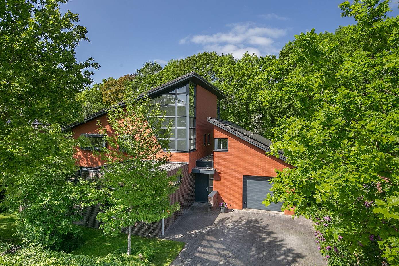 Te koop in Assen: riante vrijstaande villa met drie terrassen aan rand van het bos