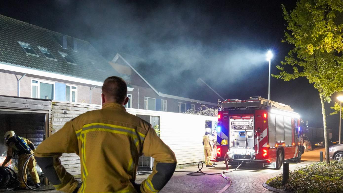 Omwonenden ontdekken brand in schuurtjes in Kloosterveen en beginnen met blussen