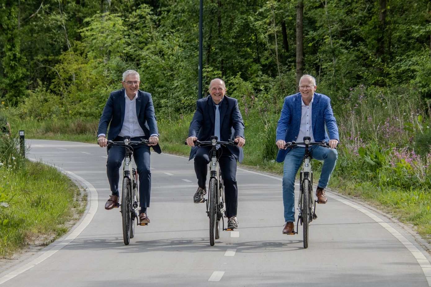 Vlot en veilig op de fiets naar werk of school via doorfietsroute Assen-Groningen: fietspad bij Assen nu klaar en in gebruik