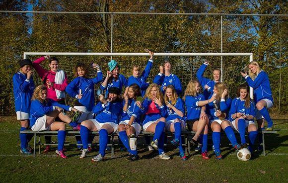 Voetbalvrouwen zoeken sponsor voor trainingspakken