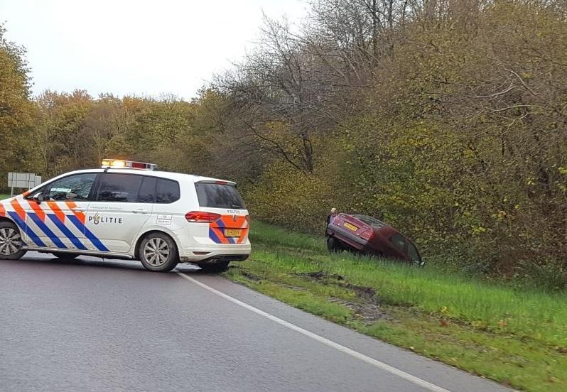 Auto belandt in sloot langs Europaweg