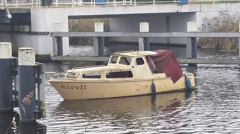 Boot drijft los bij Lonerbrug