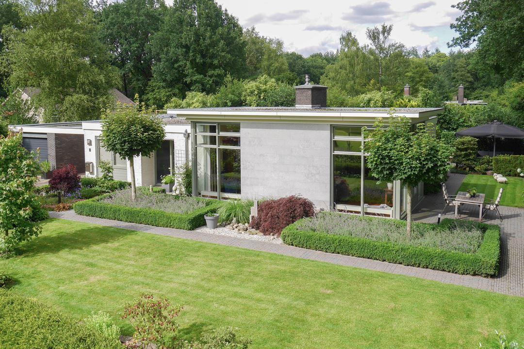 Onder architectuur uitgebouwde luxe bungalow