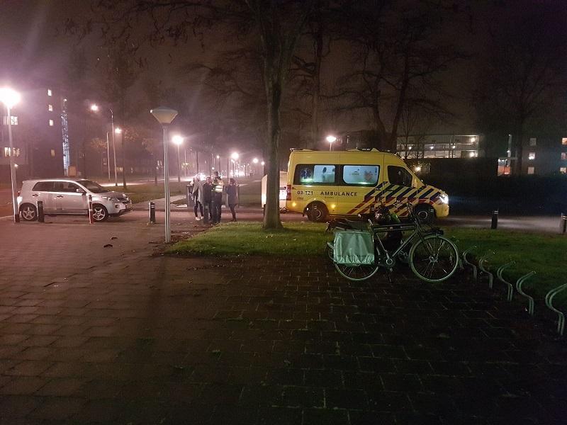 Meisje met voet vast in fiets