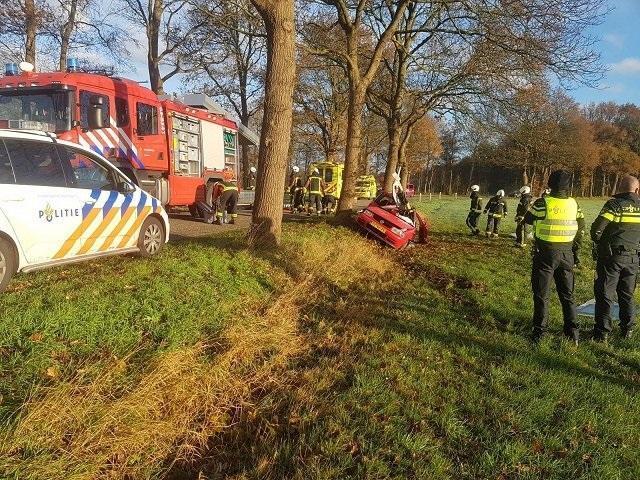 Bestuurder ernstig gewond bij botsing tegen boom