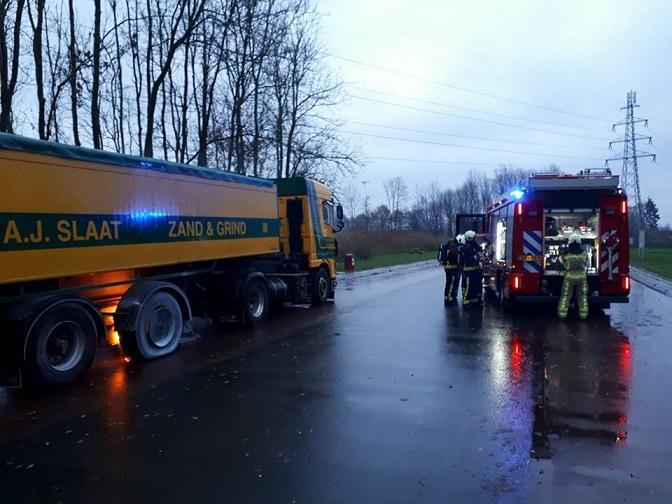 Vrachtwagen in brand bij benzinestation langs A28