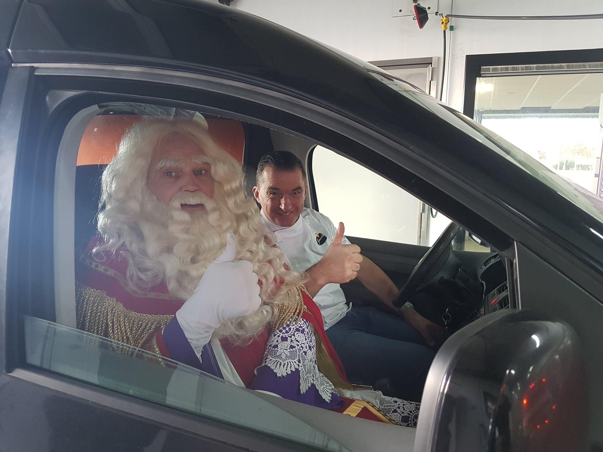 Sinterklaas met auto in wasstraat Niels Autowas