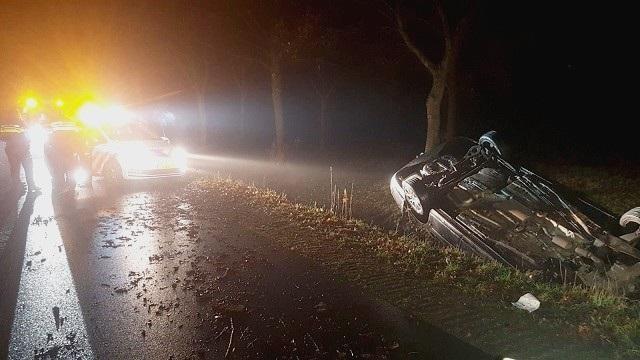 Auto belandt op de kop in de sloot (Video)