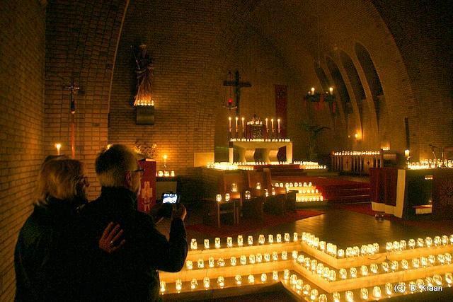 Duizenden waxinelichtjes en kaarsen in Asser kerken