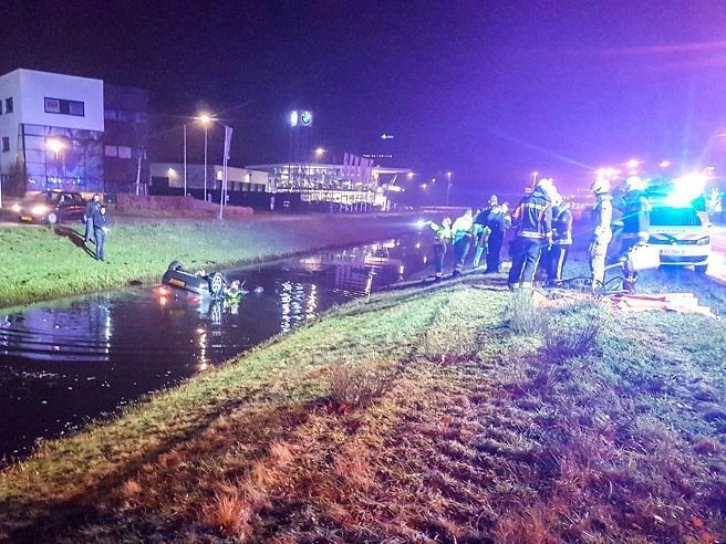 Auto belandt op de kop in het water in Kloosterveen (video)