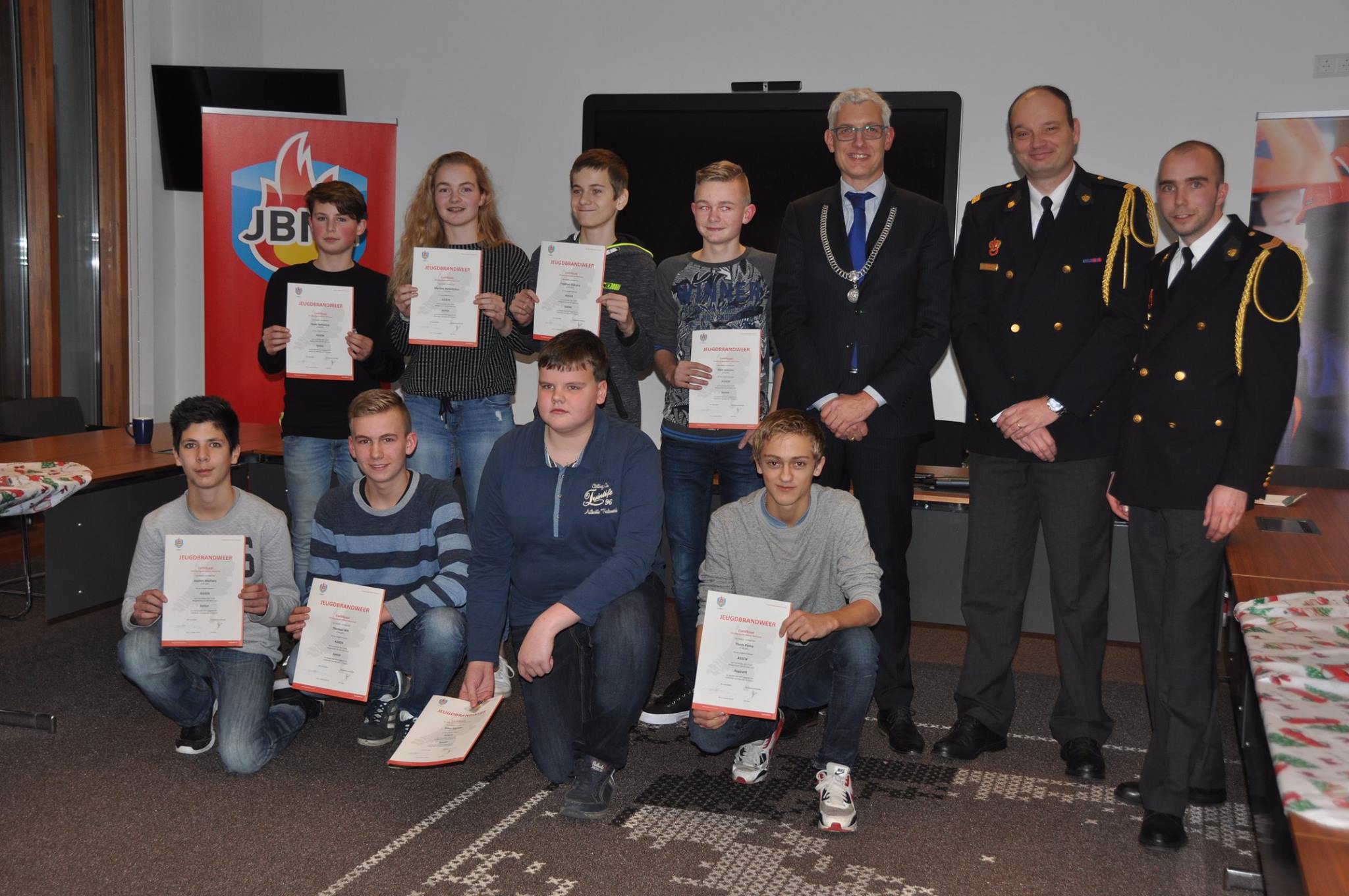 Jeugdbrandweer-leden krijgen certificaten 