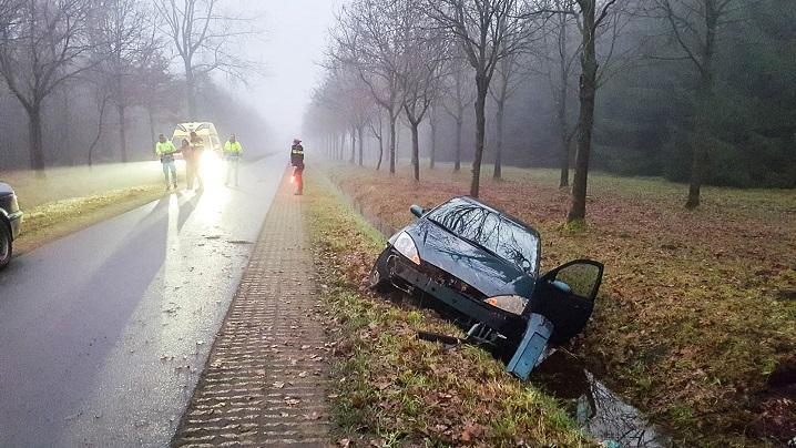 Automobilist rijdt auto de sloot in