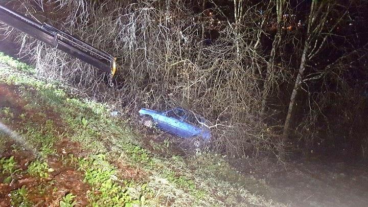 Auto raakt van talud A28 bij Assen