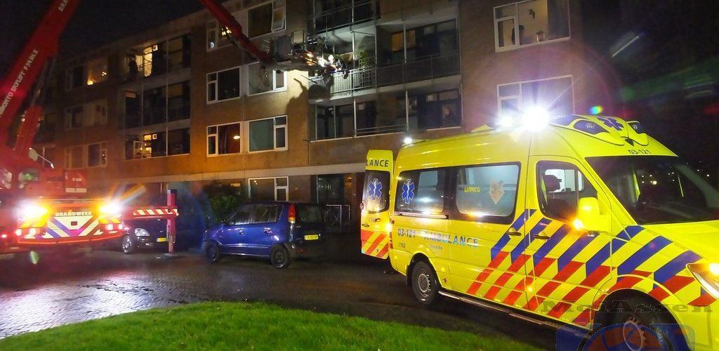 Hoogwerker Brandweer Assen ondersteunt ambulance