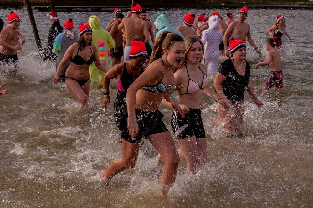 Fotos: nieuwjaarsduik in Baggelhuizerplas (Video)