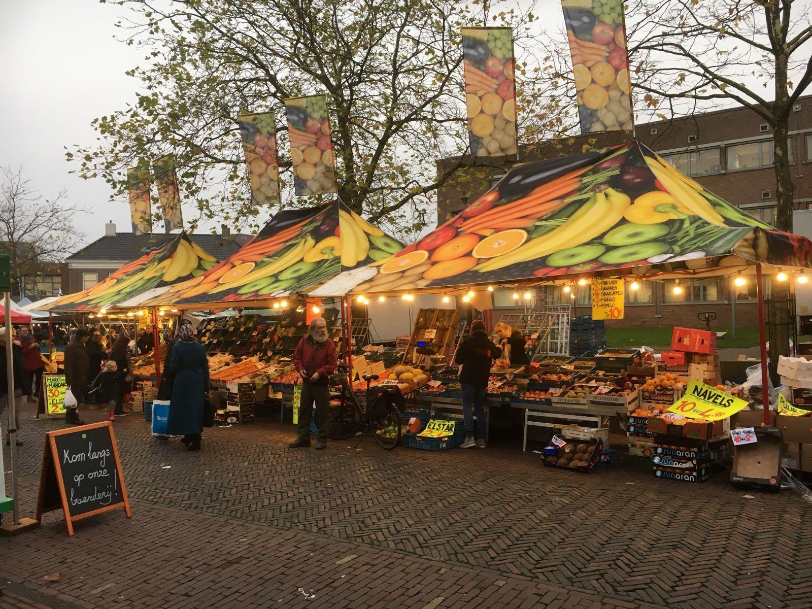 Groente- en fruit aanbiedingen op de markt in Assen