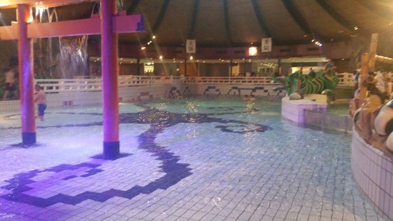 Zwemmende meisjes belaagd door viespeuk in De Bonte Wever