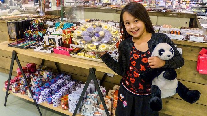 Sovanna wint een jaar gratis chocolade bij Vanderveen