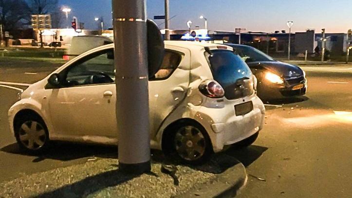 Autos botsen op Industrieweg in Assen