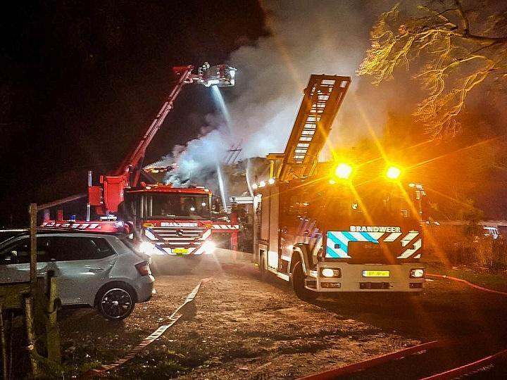 Zorgboerderij in Zeijerveen door brand verloren (Update) (Video)