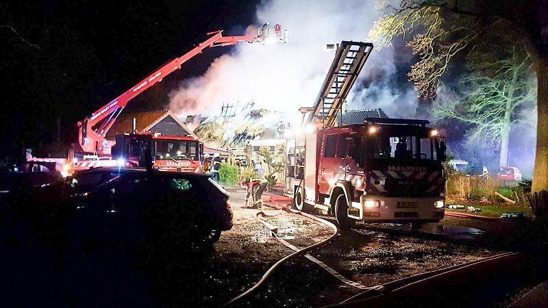 Brand in zorgboerderij Zeijerveen onder controle (Video) (Update)