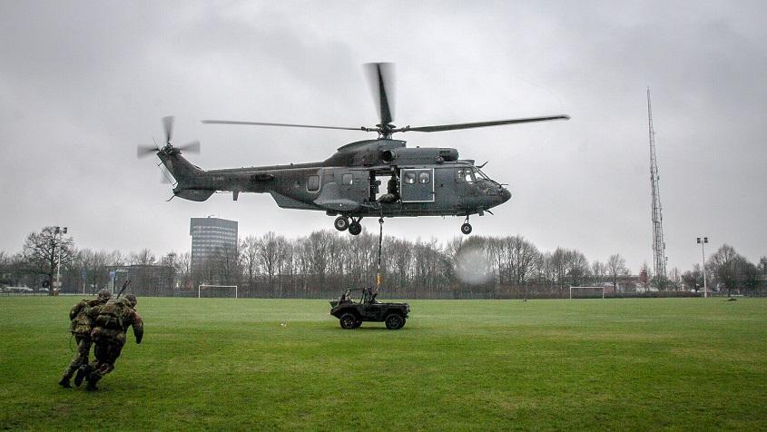 Informatiedag Defensie: helikopter landt in Assen (Video)