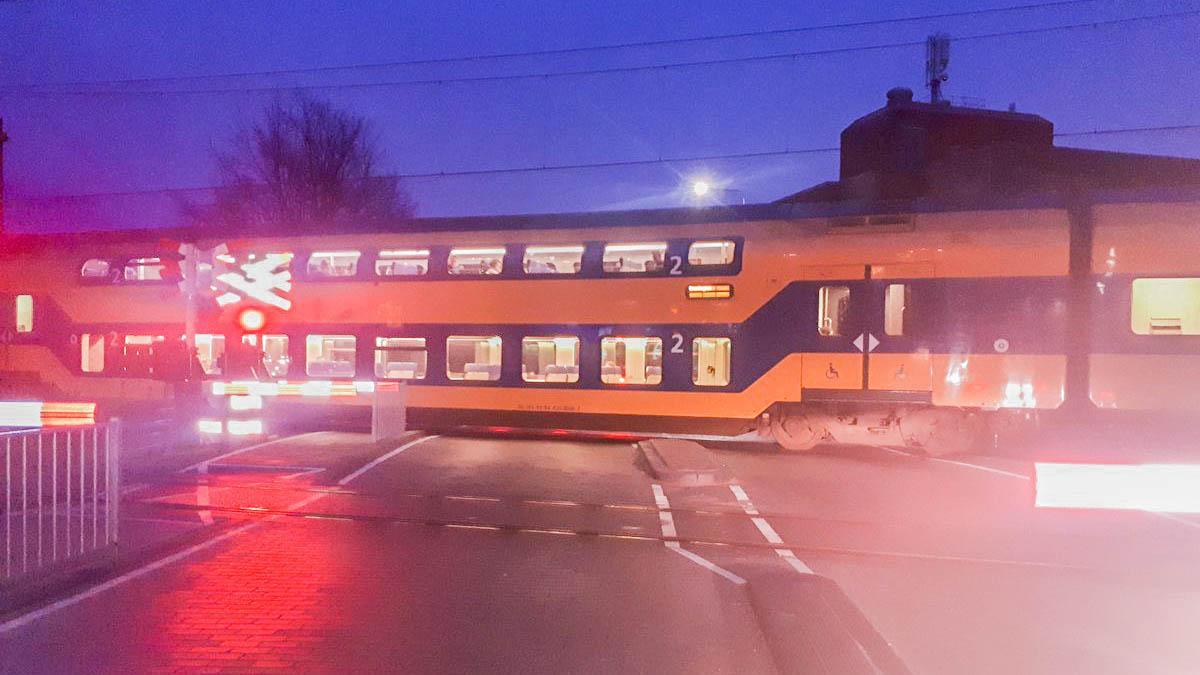 Fietser door trein geraakt bij spoorwegovergang in Assen