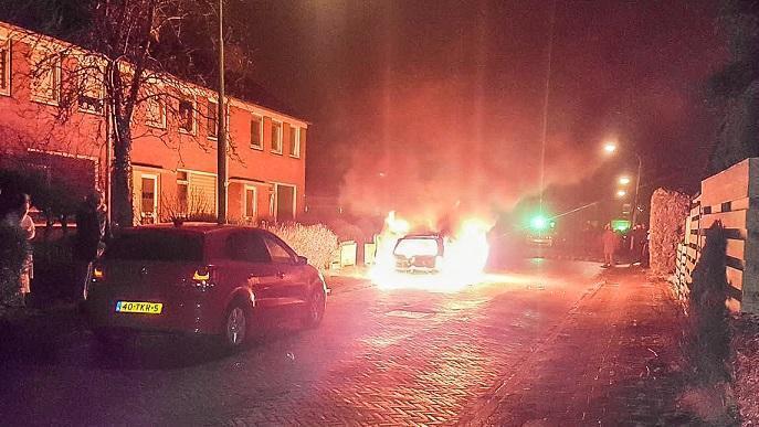 Auto mogelijk door brandstichting uitgebrand in Lariks (Video)