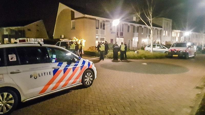 Politie en marechaussee doen inval in woning in Kloosterveen (Video)