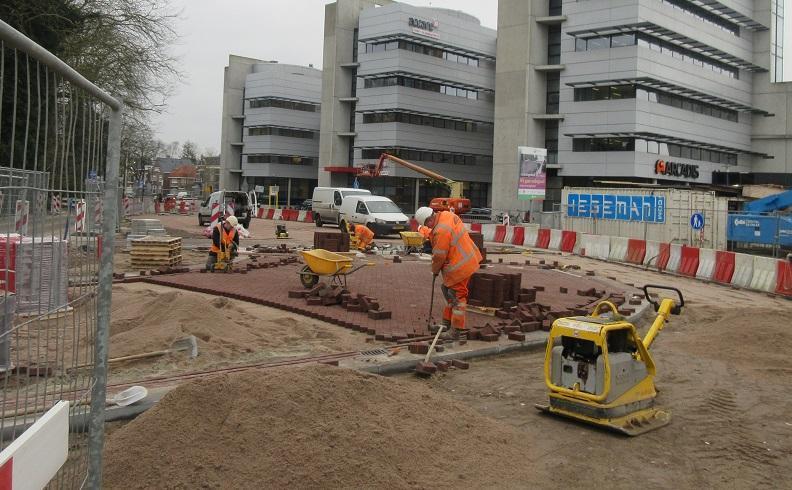 Straatmakers maken busbaan Stationsstraat klaar