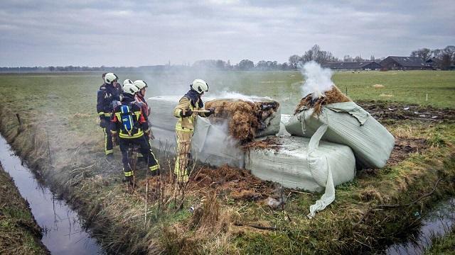 Hooibalen in brand in Zeijerveen (Video)