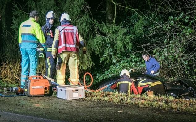 Vrouw bekneld in auto bij ongeval Assen (Video)