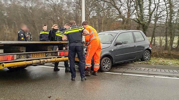 Auto vliegt op de Haarweg uit de bocht