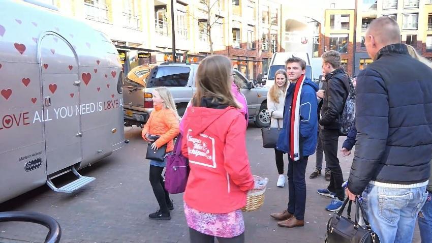 All You Need Is Love caravan op Ceresplein in Assen (Video)