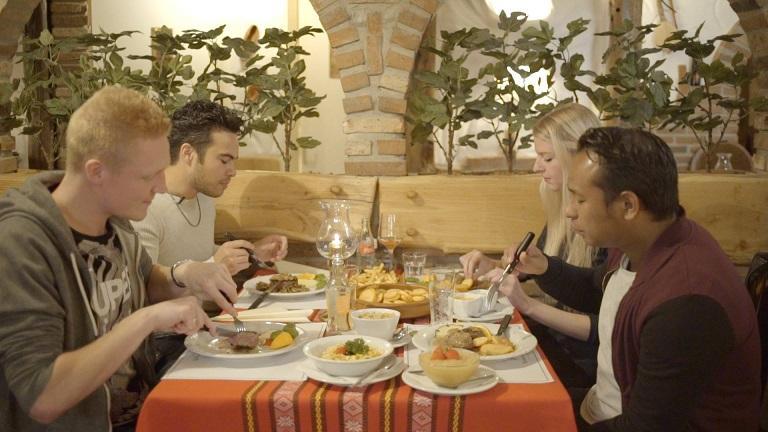 Assenaren testen Asser restaurants voor youtube-kanaal We Eat Food