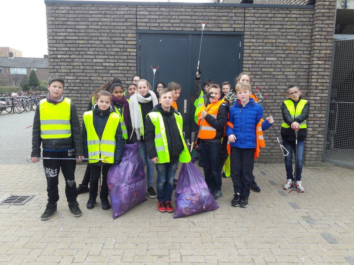 Plastic soep rond flat aan Thorbeckelaan door kinderen opgeruimd