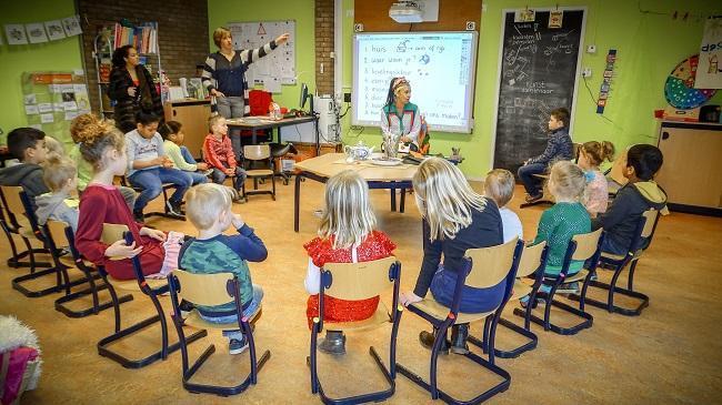 Kunstenares Feike Vingerverf haalt verloren tas op bij Maria in Campisschool