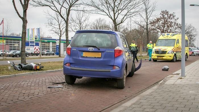 Gewonde bij aanrijding tussen auto en scooter (Video)