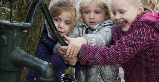 Wij zijn Bovensmilde komt deurtje bellen voor Jantje Beton