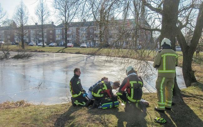 Reddingspoging voor hond onder het ijs