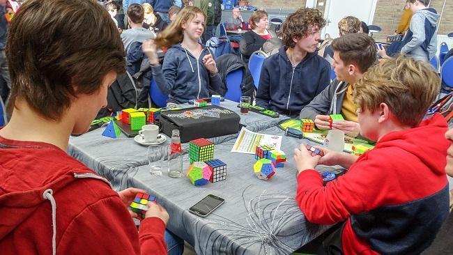 Pim Kloet beste Assenaar tijdens Speedcubing Assen Open (Video)