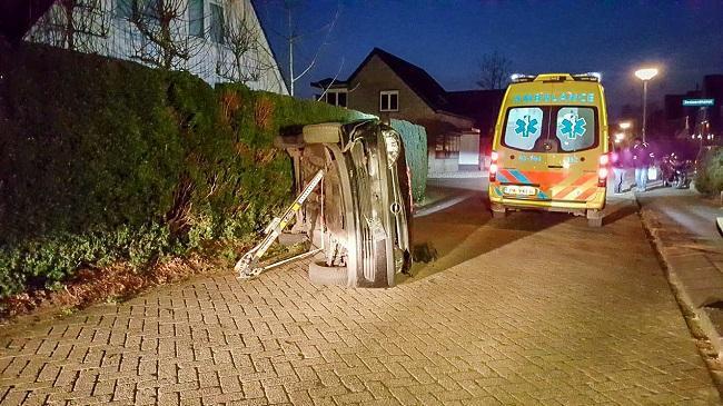 Auto ramt garage en belandt op zijkant in Marsdijk