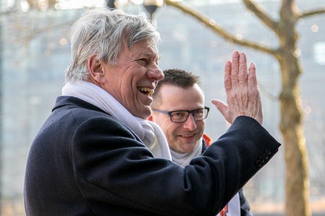 Ivo Opstelten voert VVD-campagne in Assen (Video)