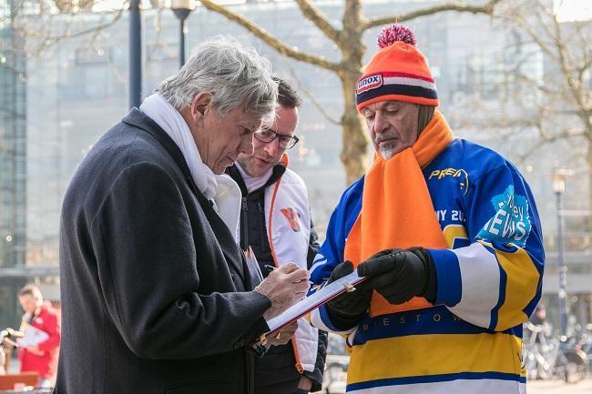 Ivo Opstelten zet handtekening voor actie Kunstijsbaan hoort in Assen