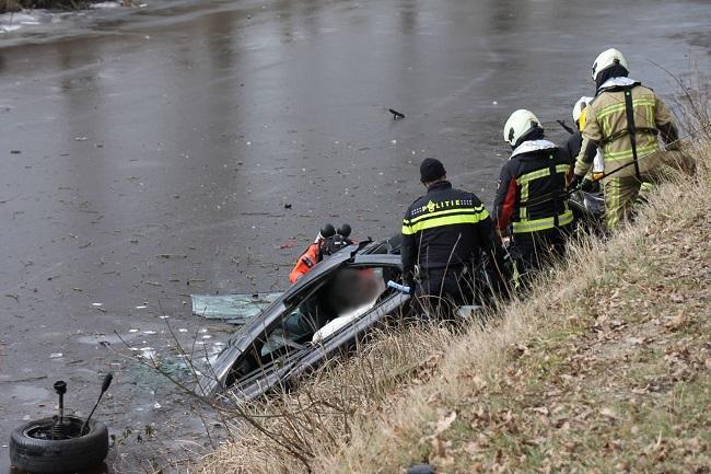 Traumahelikopter bij auto te water in Hooghalen